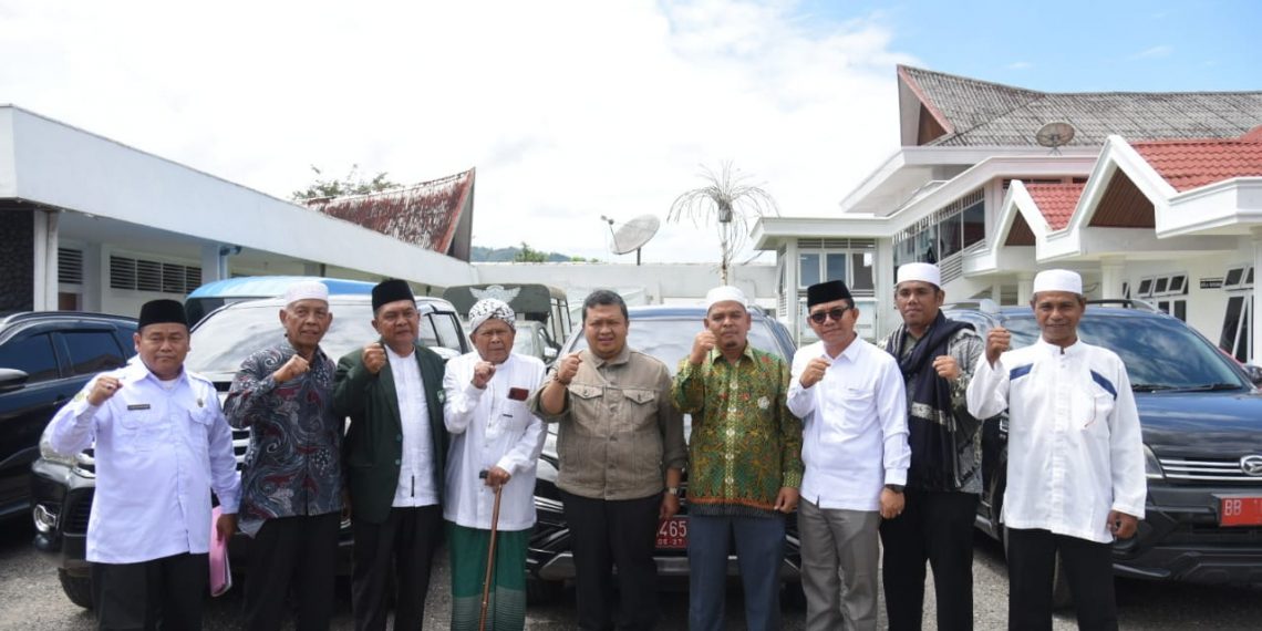 Bupati Dolly Pasaribu Serahkan Bantuan 5 Unit Mobil Dinas Kepada Ormas Islam