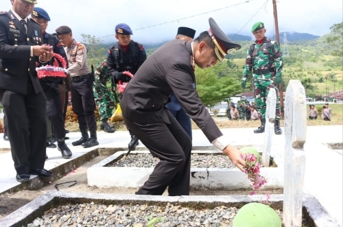 Kapolres Tapsel, AKBP Imam Zamroni, SIK, MH taburkan bunga ke Makam Pahlawan di Sipirok, Kabupaten Tapsel.