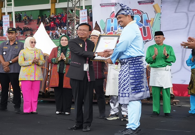 Tarian Multi Etnis oleh Guru di Medan Pecahkan Rekor MURI
