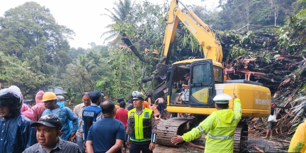 Longsor dan Pohon Beringin Roboh Tutupi Jalan, Kapolres Tapsel: Evakuasi Diperkirakan 2 Jam Bisa Dilalui