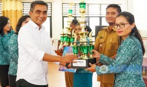 Wakil Bupati Karo Serahkan Hadiah Lomba Desa Percontohan