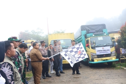 Bupati Tapsel lepas 40 truk angkutan logistik pemilu 2024 ke 15 kecamatan