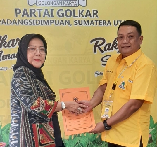 Siap Berkompetisi! Mantan Kadis LH Psp Didampingi Keluarga Ambil Formulir Ke Golkar