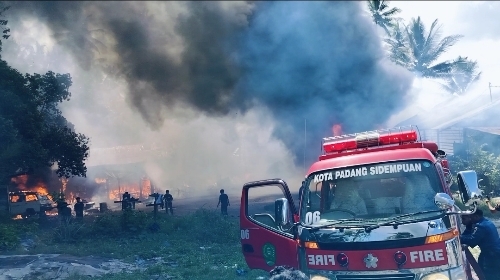 Heboh! 6 Rumah dan Bengkel Las Efendi di Padang Matinggi Ludes Terbakar