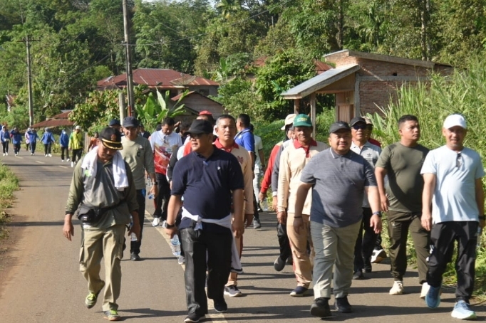 Bupati Tapsel Dolly Pasaribu giat Jalan Santai Bersama Pimpinan OPD dan ASN