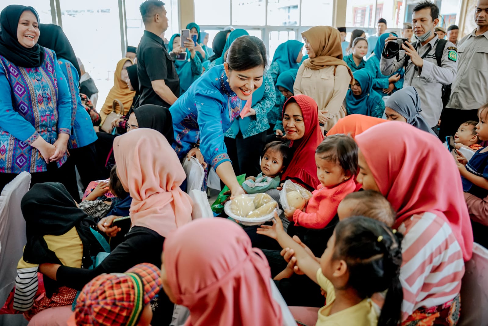 Ketua TP PKK Kota Medan Beri Makanan Tambahan 34 Anak Stunting