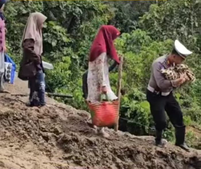 Salut! AKP Dahniel Berjibaku Gendong Bayi dan Tuntun Warga Lewati Jalan Batu Jomba