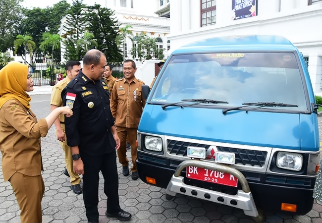 Pj. Bupati Langkat Terima Mobil Operasional dari BI