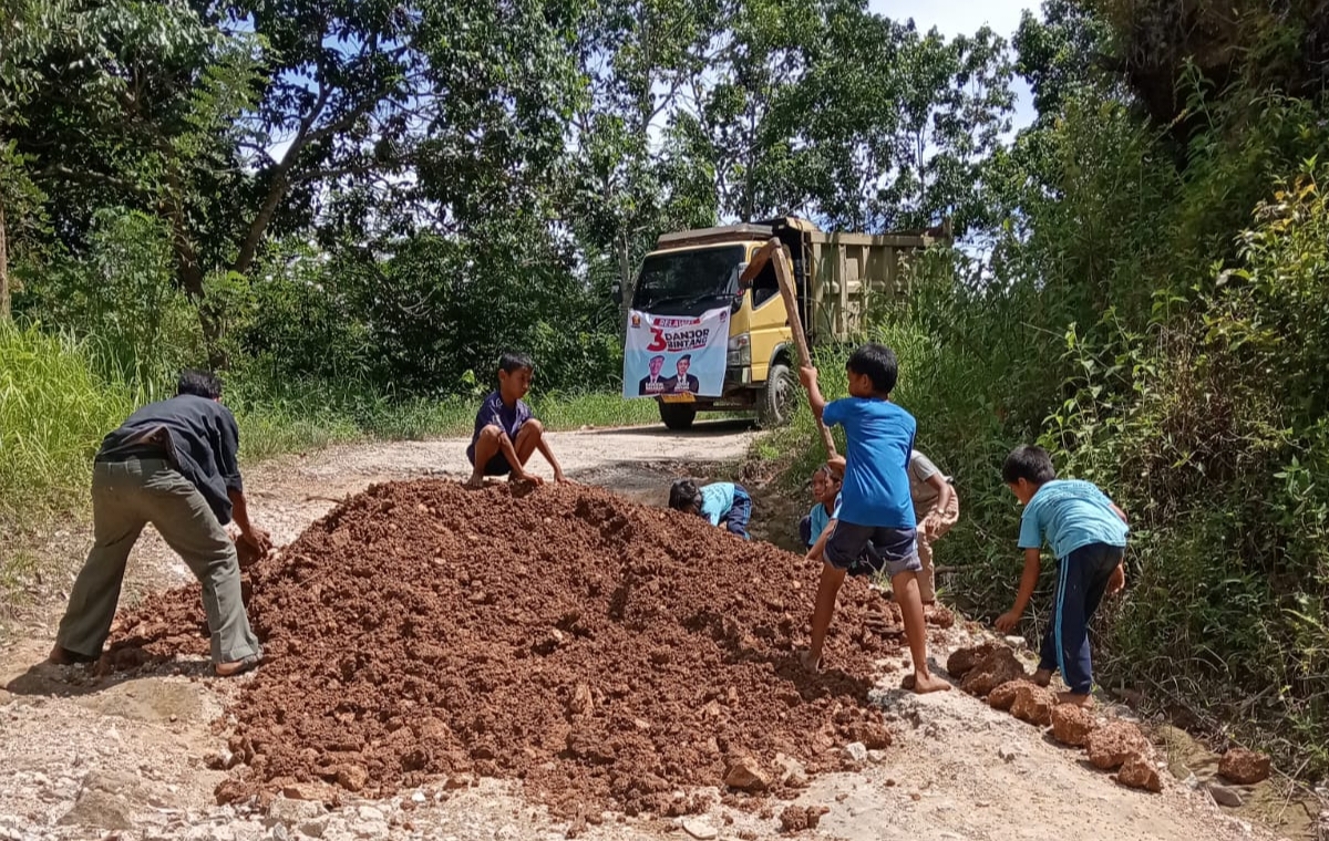 Lagi! Tim Relawan Danjor Bintang Berikan Bantuan Batu Sirtu Ke Pelosok Desa Lae Itam.