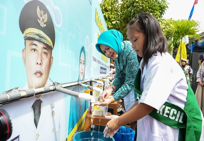 Plt Ketua TP PKK Medan Aksi Cuci Tangan Pakai Sabun Bersama Siswa