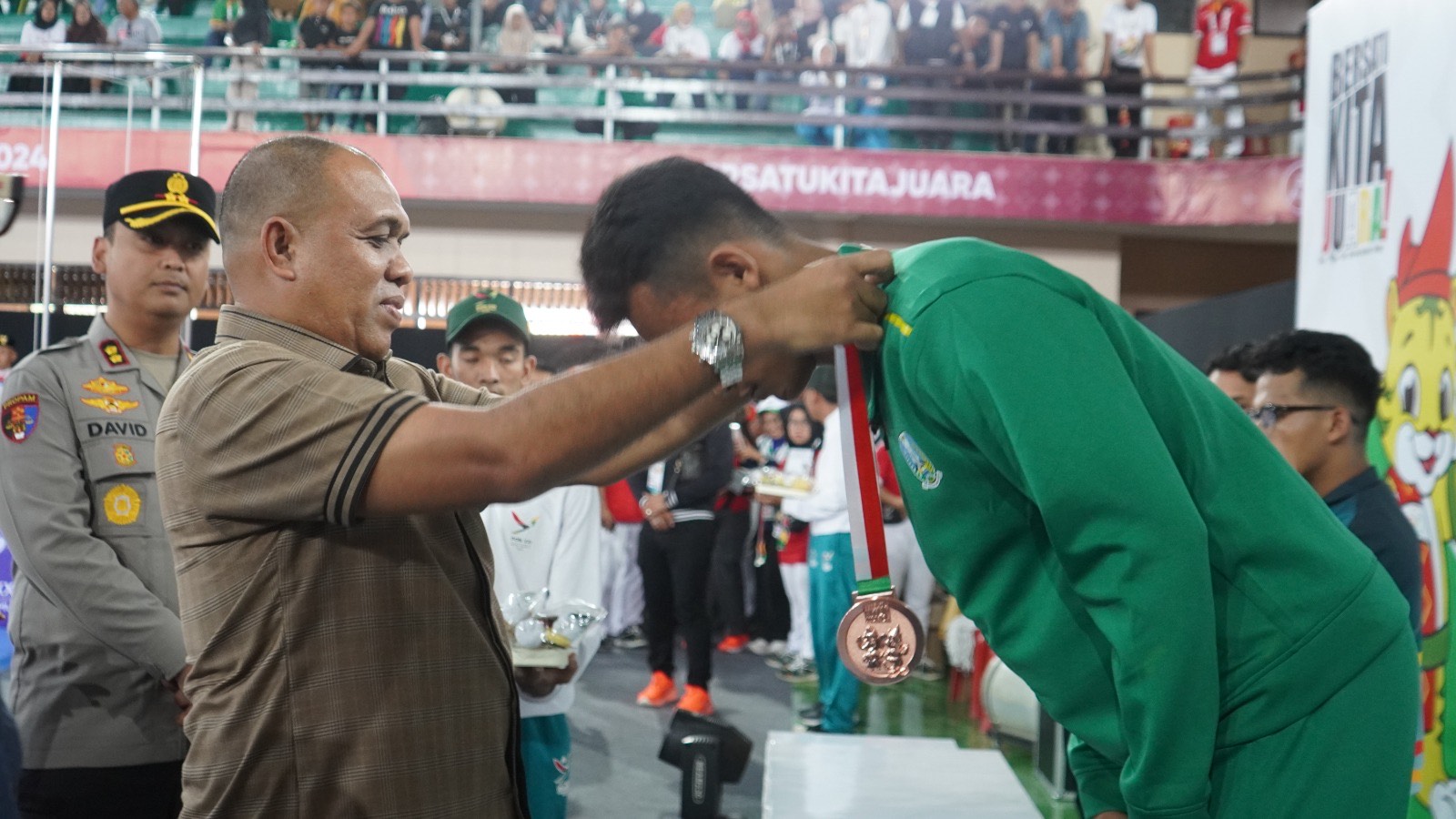 Pj. Bupati Langkat Berikan Medali kepada Juara Cabang Olahraga Sambo: Dorong Semangat Atlet Muda di Ajang Nasional