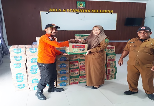 Pj Bupati Langkat Salurkan Bantuan untuk Warga Terdampak Banjir di Kecamatan Babalan dan Sei Lepan