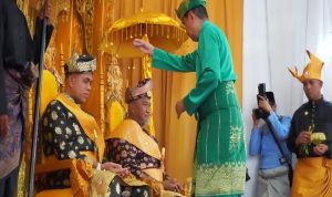Faisal Hasrimy Terima Gelar "Datok Praja Indra Negeri" dari Kerapatan Adat Kesultanan Langkat