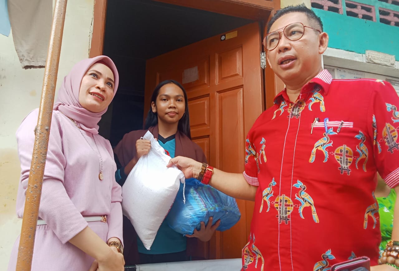 Ketua DPRD Medan Bersama Salurkan Bantuan kepada Warga Terdampak Banjir di Kelurahan Sei Mati