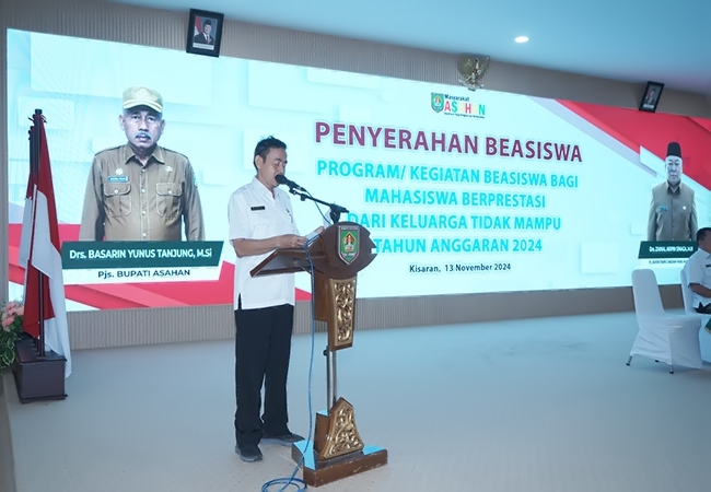 Pemkab Asahan Serahkan Beasiswa Bagi Mahasiswa Berprestasi