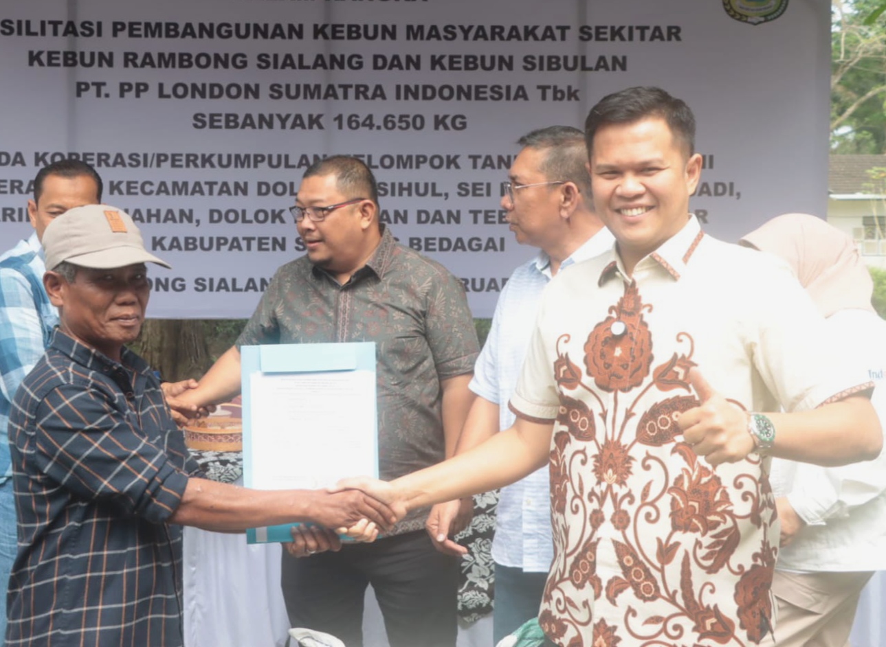 Wabup Sergai Serahkan Bantuan PT. PP Lonsum Sebesar 164.650 Kg Pupuk Untuk Kelompok Tani