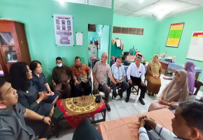 Viral Guru Suruh Siswa Duduk di Lantai, Komisi II DPRD Medan Kunjungi Sekolah Abdi Sukma