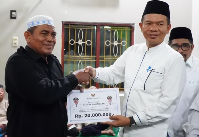 Sekda Langkat Pimpin Safari Ramadhan dan Serahkan Bantuan untuk Masjid Al Huda dan Masyarakat