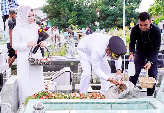 Wakil Wali Kota Medan Ziarah ke Makam Orang Tua