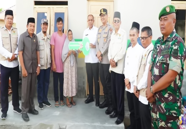 Pj. Bupati Langkat Serahkan Rumah Baru untuk Korban Kebakaran di Desa Baru Pasar VIII