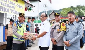 Wabup Samosir Bagikan Bingkisan Kepada Personil Petugas Idul Fitri 2025
