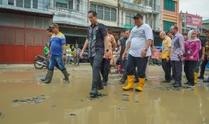 Tindaklanjuti Keluhan Warga, Wali Kota Medan Tinjau Jalan Rusak di Depan Pasar Sunggal
