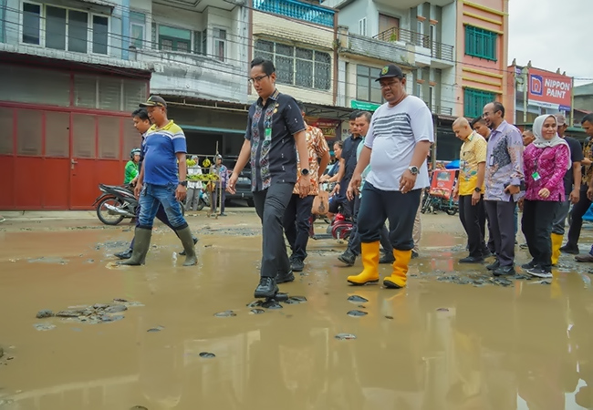 Tindaklanjuti Keluhan Warga, Wali Kota Medan Tinjau Jalan Rusak di Depan Pasar Sunggal