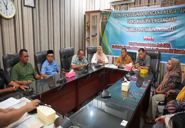 Tak Tahan Dengan Aroma Ternak Ayak, Warga Beraudiensi ke DPRD Langkat