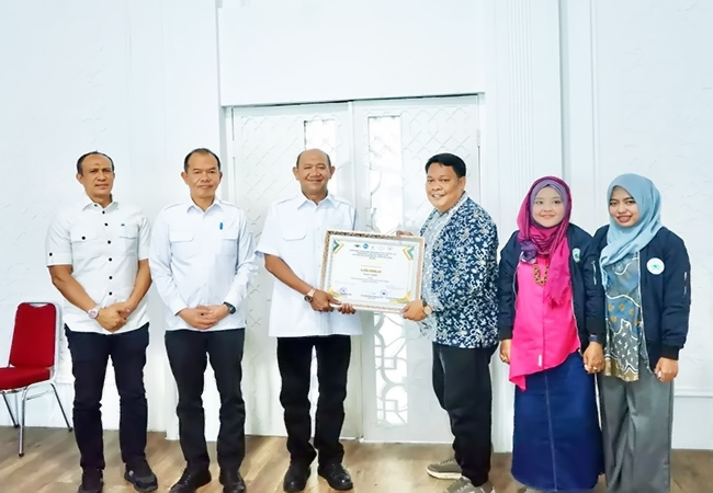 Bupati Langkat Terima Penghargaan Komunikasi Publik Terbaik dari Mahasiswa S3 UINSU