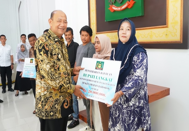 Bupati Langkat Serahkan Bantuan Rp120 Juta kepada Korban Kebakaran di Bahorok